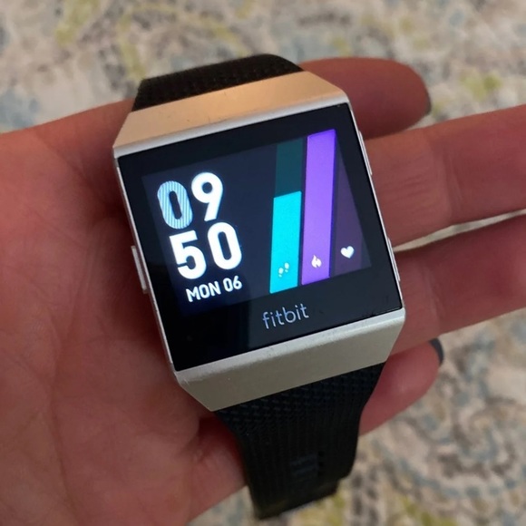 Fitbit Iconic - Picture 1 of 3